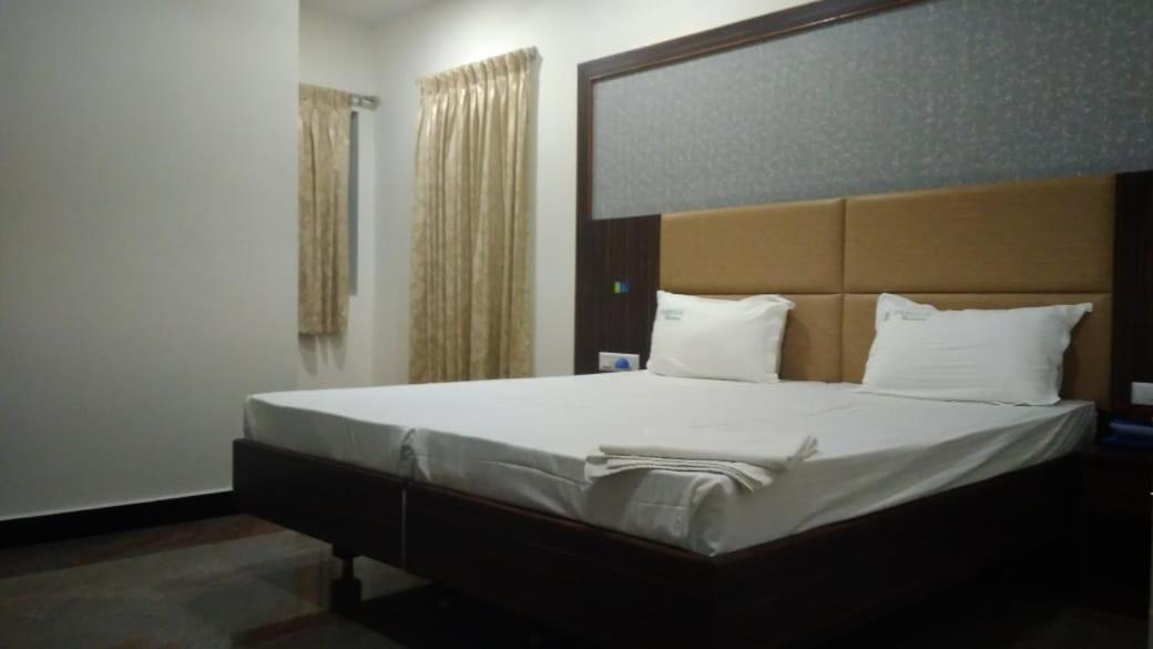 Famous Residency Hotel Tiruchirappalli Екстериор снимка